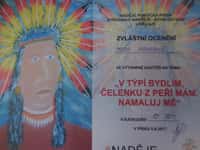 „V týpí bydlím, čelenku z peří mám, namaluj mě“