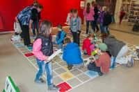 Obří Scrabble baví návštěvníky Městské knihovny na Lužinách